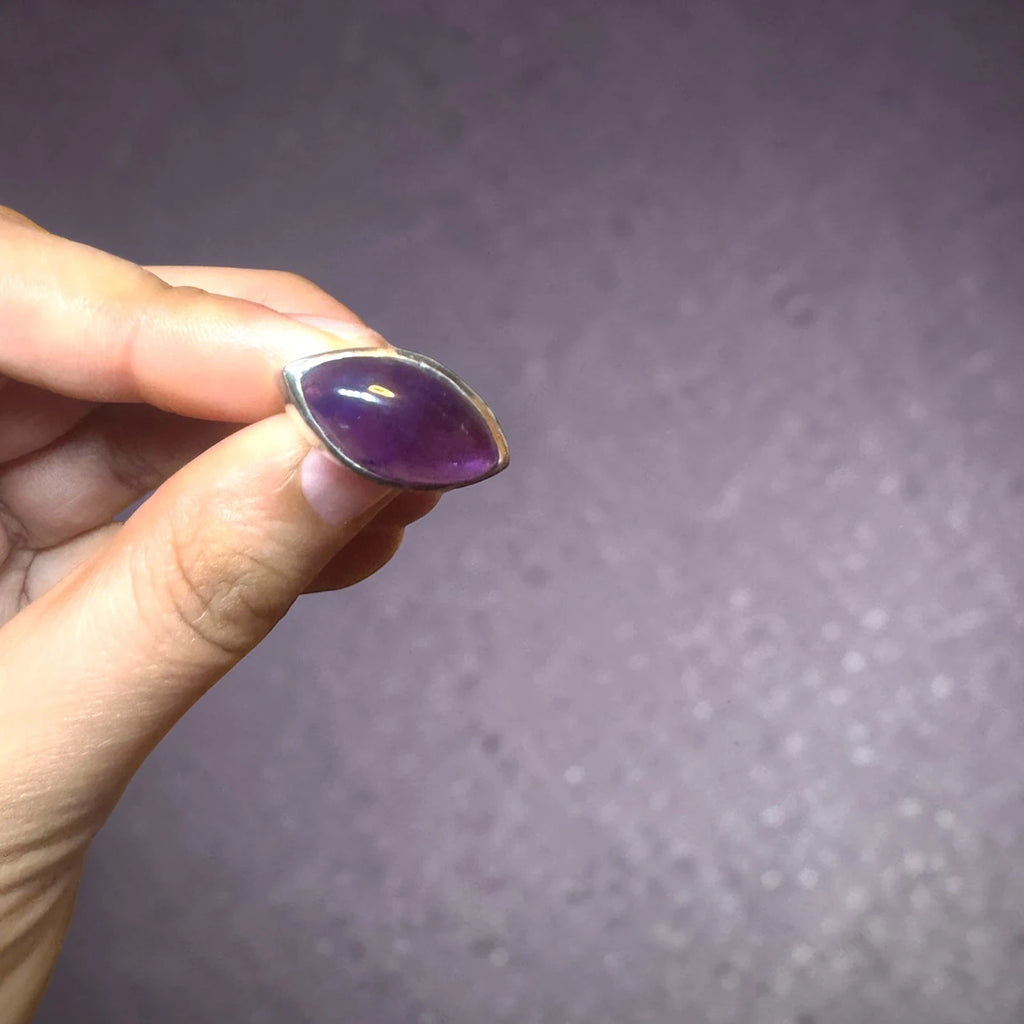 oval cabochon dark purple stone – view 2